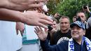 Legenda Argentina, Diego Maradona setibanya di stadion di Brest, Senin (16/7). Mantan pesepak bola berusia 57 tahun itu mengunjungi Belarus untuk pertama kalinya setelah menjadi presiden klub sepak bola, Dinamo Brest. (AFP PHOTO / Sergei GAPON)