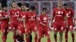 Pemain Persija Jakarta tampak lesu usai dikalahkan Ceres-Negros pada laga Piala AFC di SUGBK, Jakarta, Selasa (23/4). Persija takluk 2-3 dari Ceres-Negros. (Bola.com/M Iqbal Ichsan)