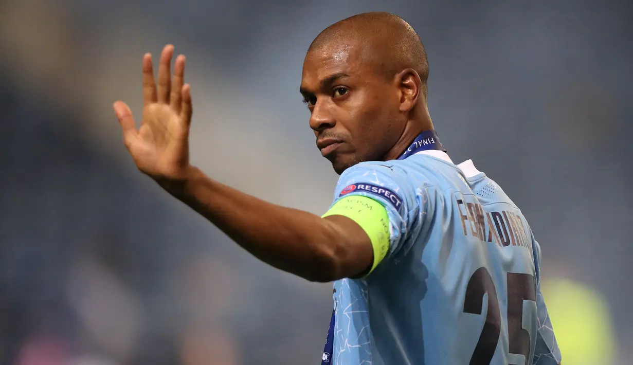 Fernandinho. Gelandang Brasil ini telah memperkuat Manchester City selama 8 musim mulai 2013/2014 hingga kini. Tetap setia mengenakan nomor punggung 25 karena dianggap membawa keberuntungan. Total telah tampil dalam 350 laga bersama The Citizens dengan mencetak 24 gol. (Foto: AFP/Pool/Jose Coelho)