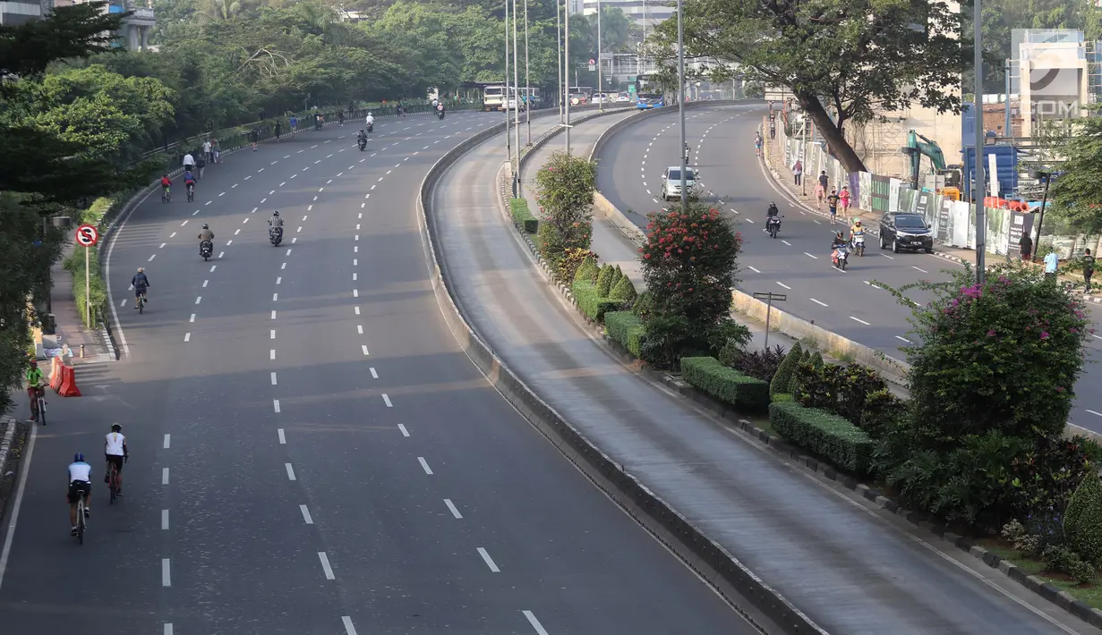Pemandangan lalu lintas di Jalan Sudirman, Jakarta, Minggu (17/6). Peniadaan Hari Bebas Kendaraan Bermotor (HBKB) atau Car Free Day (CFD) telah dilakukan sejak pekan lalu. (Liputan6.com/Arya Manggala)