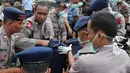 Petugas kepolisian mengevakuasi korban jatuhnya pesawat Hercules C-130 yang jatuh di kawasan perumahan di Medan, Selasa (30/6/2015). Hercules C-130 milik TNI AU jatuh tidak lama setelah lepas landas. (AFP PHOTO/ATAR)
