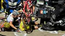  Pebalap Inggris, Christopher Froome (kaos kuning), terlibat kecelakaan di Etape 12 Tour de Franc antara Montpellier dan Chalet-Reynard, (14/7/2016) . (AFP/Pool/Bernard Papon)