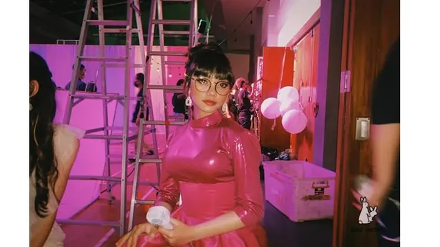 Main di Web Series, 6 Potret Naura Ayu saat Pakai Kacamata yang Curi Perhatian