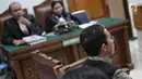 Mantan Pelaksana Tugas (Plt) Ketua Umum PSSI Joko Driyono saat menjalani sidang lanjutan di PN Jakarta Selatan, Kamis (9/5/2019). Dengan tak hadirnya saksi, hakim Kartim Haeruddin meminta persidangan Joko Driyono ditunda. (Liputan6.com/Faizal Fanani)