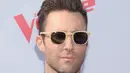 Adam Levine mencoba eksperimen baru untuk mengganti model rambutnya. Namun, Adam tampak menyesal telah memotong rambutnya menjadi botak sebelah di kediamannya. (AFP/Bintang.com)