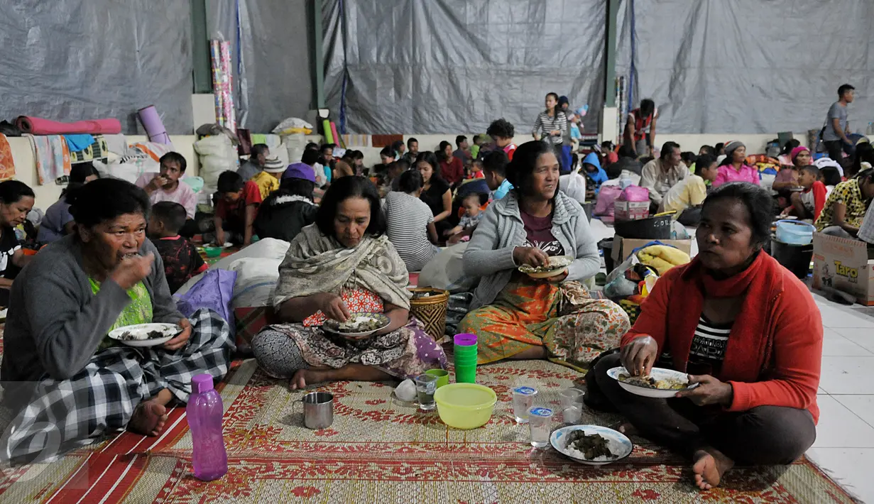 Sejumlah pengungsi terlihat berbuka puasa di pengungsian letusan Gunung Sinabung di Desa Batu Karang, Medan, Sabtu (4/7/2015). Pengungsi yang muslim tetap menjalankan puasa dengan menu sahur dan berbuka seadanya. (Liputan6.com/JohanTallo)