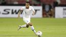 Gelandang Timnas Indonesia, Evan Dimas, menggiring bola saat melawan Singapura pada laga Piala AFF 2018 di Stadion Nasional, Singapura, Jumat (9/11). Singapura menang 1-0 atas Indonesia. (Bola.com/M. Iqbal Ichsan)