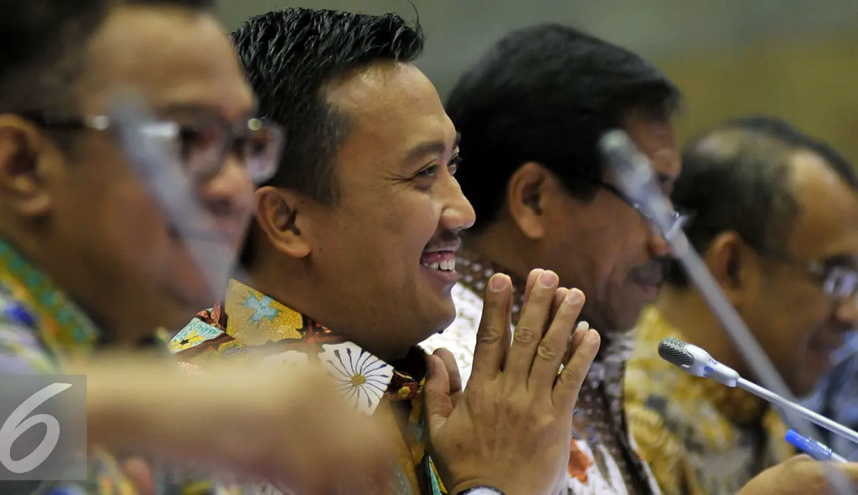 Ekspresi Imam Nahrawi saat mengikuti rapat kerja dengan Komisi X DPR di Jakarta, Rabu (2/3). Rapat membahas Dukungan anggaran, Kesiapan Venue, Kepanitiaan, dan kegiatan Sosialisasi dan terkait Sanksi FIFA terhadap PSSI. (Liputan6.com/Johan Tallo)