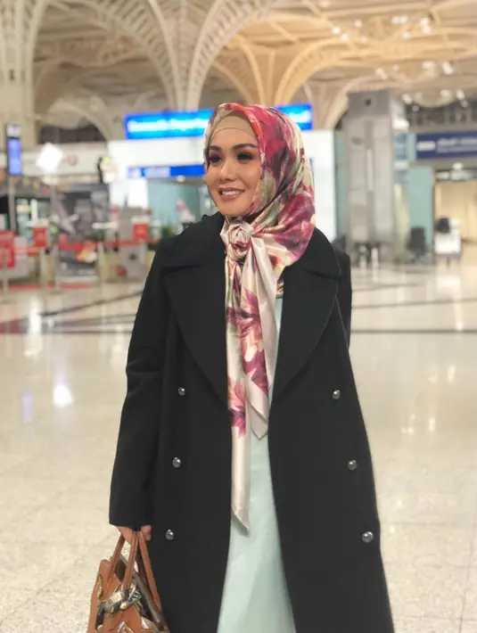 Pelantun lagu 50 tahun lagi itu sesekali juga tampil mengenakan hijab. Penampilannya dengan hijab polos dan make up yang tidak terlalu tebal langsung mencuri perhatian para netizen di media sosial. (Liputan6.com/IG/@yunishara36)