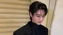 Rambut pendeknya ditata messy dengan beberapa poni depan. Tampilannya pun tampak memesona.[@byeonwooseok]