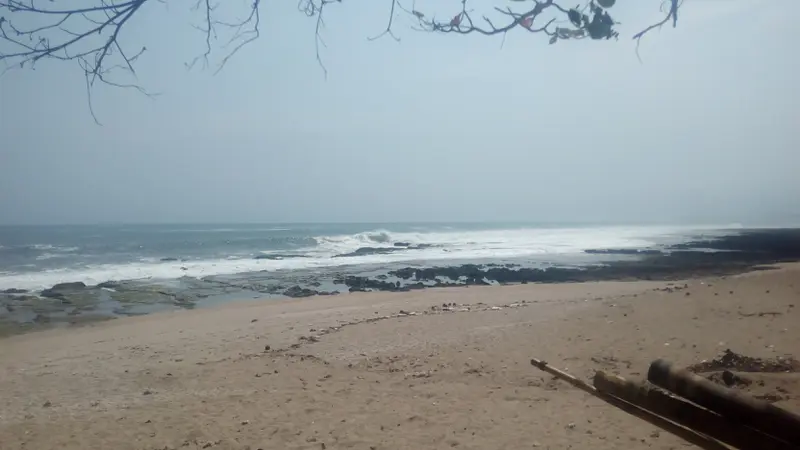 Salah satu pantai selatan Garut, Jawa Barat yang terkenal memiliki ombak tinggi dan ganas