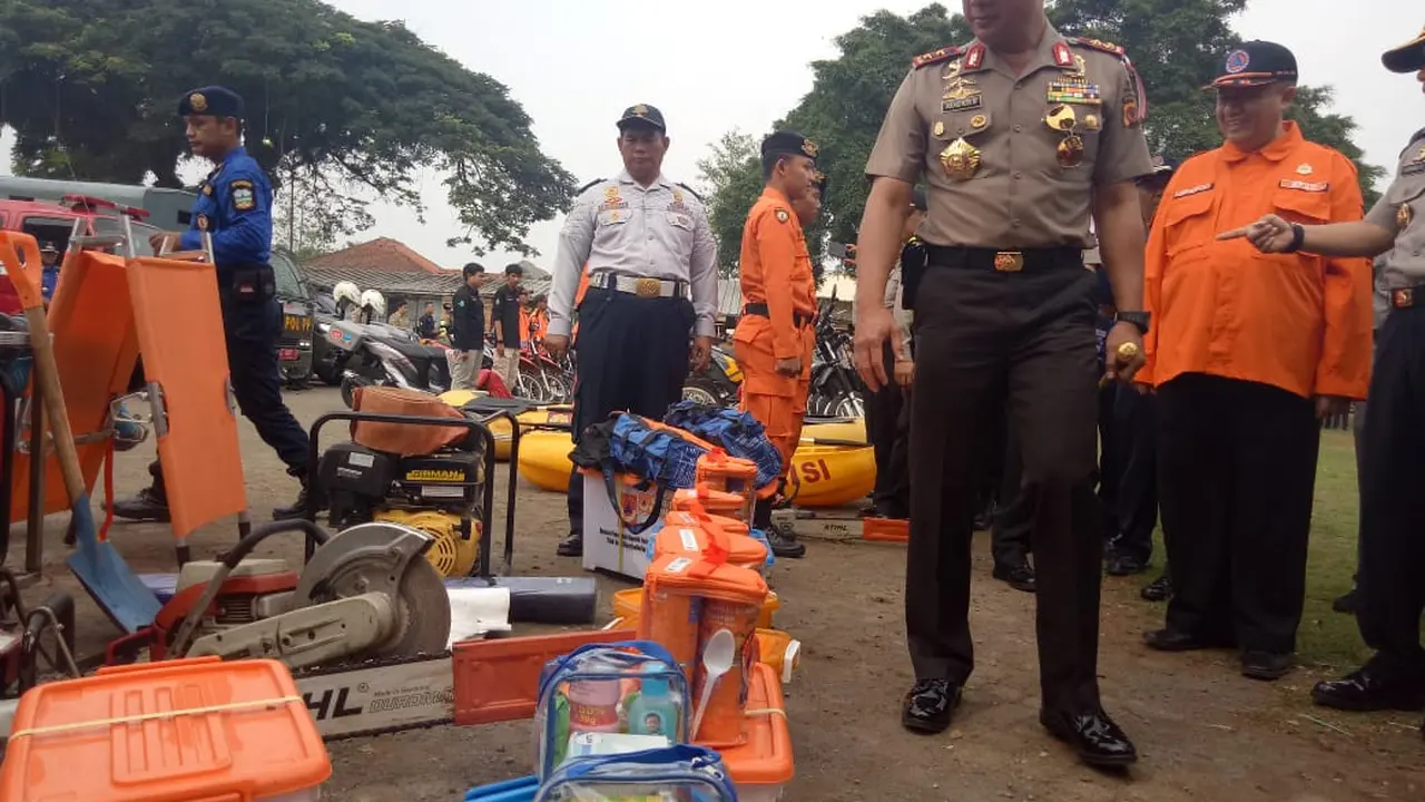 Kapolda Jabar Irjen Pol. Agung Budi Maryoto melakukan pengecekan kesiapan pengaman Natal dan Tahun Baru 2019 di Pospam Limbangan, Garut