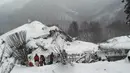 Petugas penyelamat saat berada di Rigopiano setelah diterjang longsor salju, Farindola, Italia (19/1). Hotel bintang empat tersebut terkubur longsor salju, menyebabkan sekitar 30 orang hilang. (AFP Photo/vigili del Fuoco/Handout)