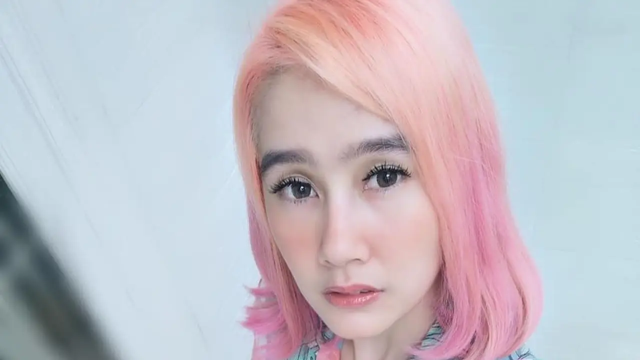 6 Potret Terbaru Ardina Rasti dengan Warna Rambut Pink, Bikin Pangling