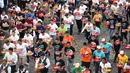 Pramusaji dari berbagai restoran berpartisipasi dalam Waiters Race ke-16 di Antigua, barat daya Ibu Kota Guatemala City, Rabu (14/11). Ratusan peserta beradu kecepatan sembari membawa nampan berisi dua minuman ringan, bir dan air. (JOHAN ORDONEZ/AFP)