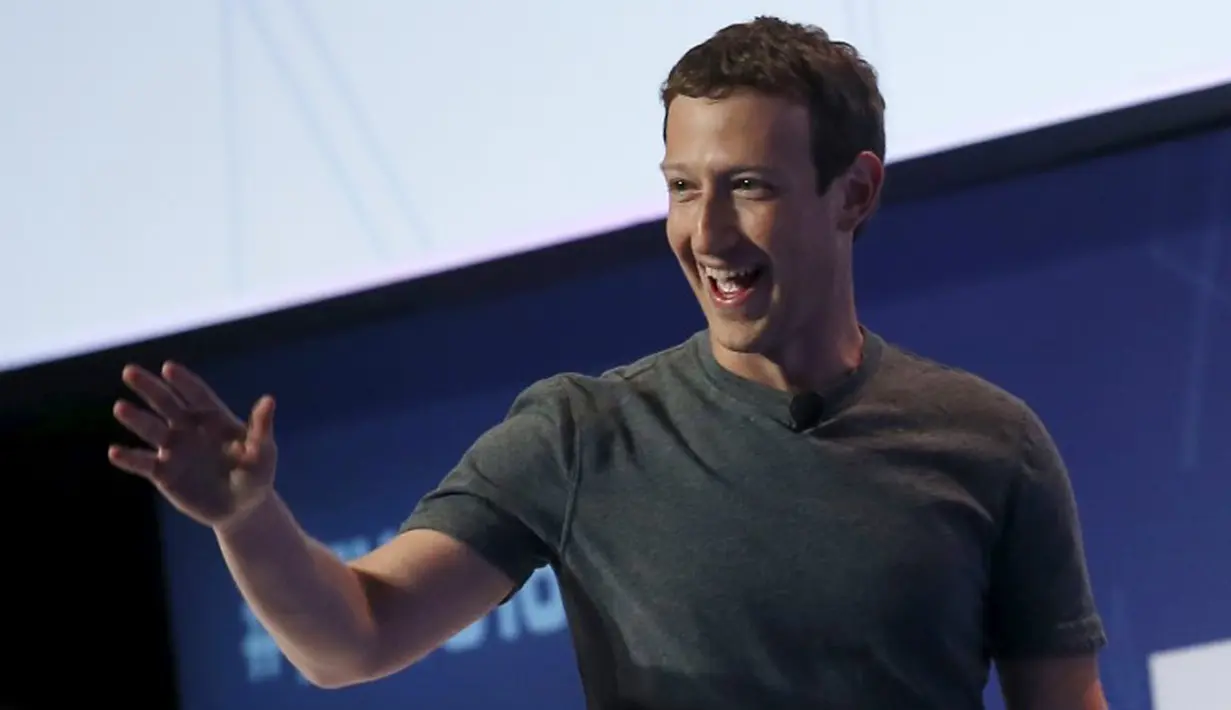 Senyum pendiri sekaligus CEO Facebook, Mark Zuckerberg saat akan memberikan sambutan pada ajang Mobile World Congress di Barcelona, Spanyol, Senin (22/2). (REUTERS/Albert Gea)