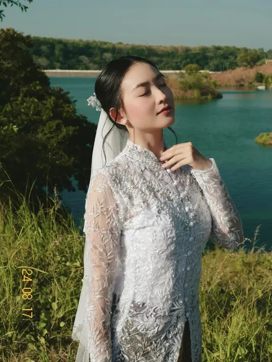 Penampilan anggun Natasha Wilona kenakan kebaya brokat dan veil bagai pengantin sembari mengekspos keindahan alam Indonesia. [@natashawilona12].