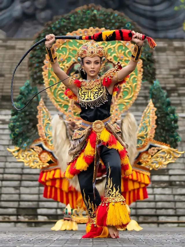 6 Pesona Andina Julie Pakai Kostum Nasional Reog Ponorogo di Miss Grand International 2022