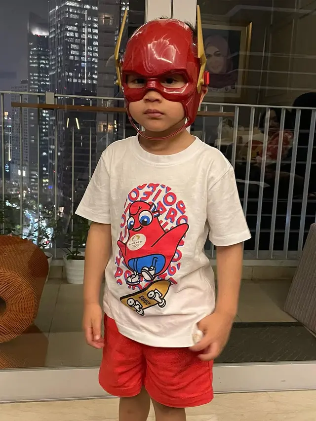 Potret Rayyanza Cosplay Jadi Superhero Flash. (instagram/raffinagita1717)