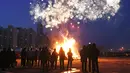 Peserta menyaksikan kembang api menjelang perayaan "Jeongwol Daeboreum" di Seoul, Korea Selatan (1/3). Jeongwol Daeboreum merupakan perayaan hari libur tradisional Korea untuk merayakan bulan purnama pertama kalender lunar. (AFP Photo/Jung Yeon-je)