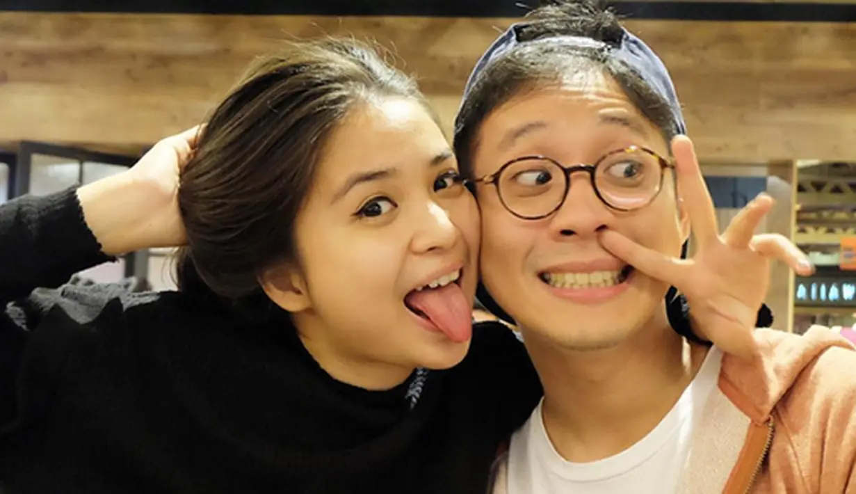 Isengnya pemeran Maysa dalam sinetron 'Anak Menteng'. Terlihat jarinya hendak dimasukkan ke lubang hidung Junior LIem.  (Foto: Instagram/@putrititian)