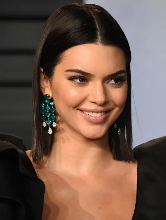 Model Kendall Jenner menghadiri acara Vanity Fair Oscar Party 2018 di Beverly Hills, California, Minggu (4/3). Penampilan adik tiri Kim Kardashian tersebut makin sempurna dengan untaian anting zamrud di telinganya. (Evan Agostini/Invision/AP)