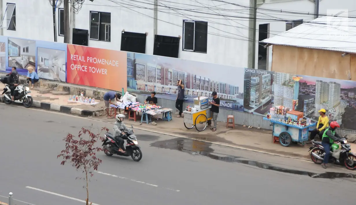 Pedagang kaki lima (PKL) menggelar barang dagangannya di trotoar depan Terminal Depok, Jawa Barat, Kamis (17/1). Trotoar Terminal Depok tidak bisa digunakan pejalan kaki menjelang sore lantaran diokupasi PKL. (Liputan6.com/Herman Zakharia)