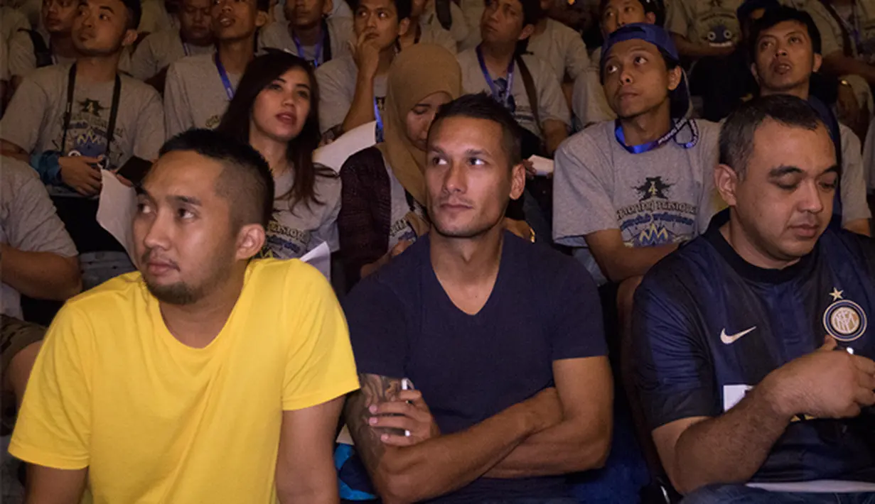 Pesepakbola Persita Tanggerang, Raphael Maitimo (tengah) turut menghadiri acara puncak Gathering Nasional Inter Club Indonesia ke-4 di GWK, Bali, Sabtu (29/8/2015). (Bola.com/Vitalis Yogi Trisna)