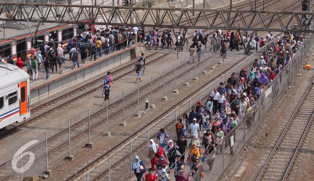 Ratusan pekerja yang tinggal di luar Ibu Kota saat tiba di stasiun Tanah Abang, Jakarta, Selasa (29/9/2015). Data Kemenaker per September 2015 sebanyak 43.085 orang terkena PHK akibat lambatnya pertumbuhan ekonomi. (Liputan6.com/Angga Yuniar)