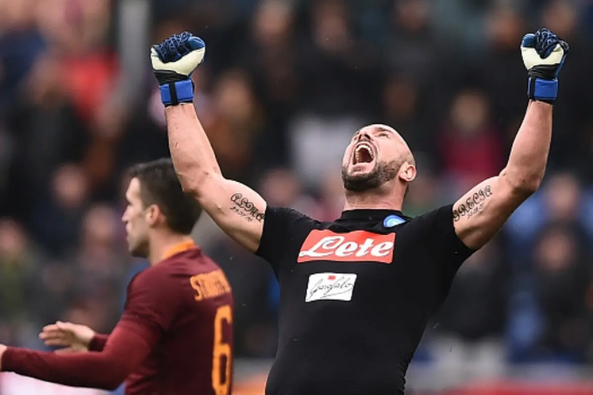 Kiper Napoli, Pepe Reina, masuk radar AC Milan. (AFP/Patrik Stollarz)