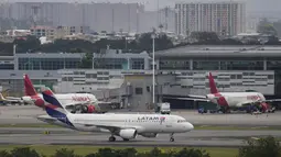 Pemerintah Kolombia membantah laporan-laporan mengenai kekurangan bahan bakar jet meskipun ada puluhan penerbangan yang dibatalkan dan penangguhan operasi di tiga bandara pada hari Senin. (AP Photo/Fernando Vergara)