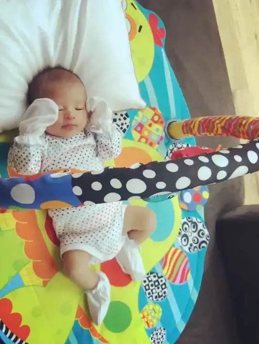 Seperti ini misalnya, Raphael sedang tertidur di kasurnya yang menggemaskan dengan gambar-gambar lucu dan mainan yang berhasil membuat bayi laki-laki ini tertidur pulas. (Instagram/raphaelmoeis)