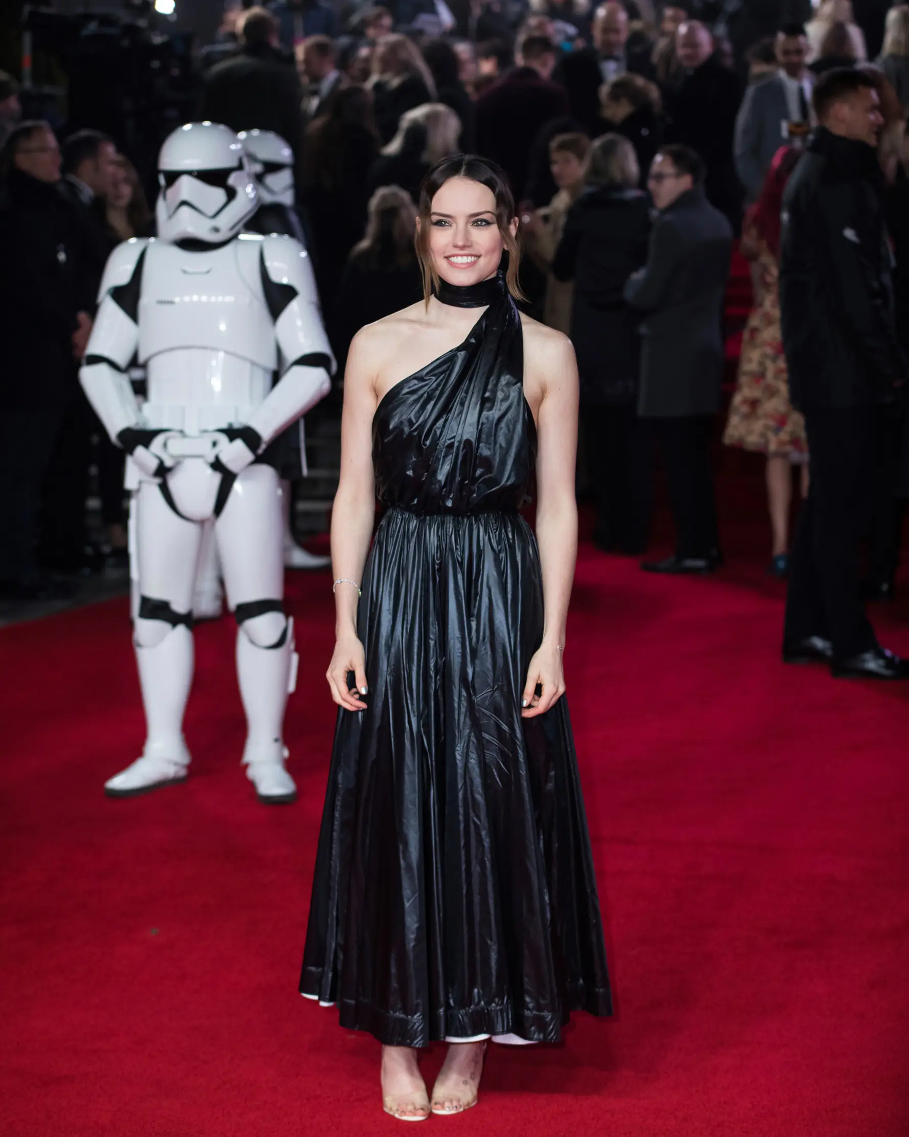 Aktris Daisy Ridley berpose setibanya pada pemutaran perdana film Star Wars: The Last Jedi di London, Selasa (12/12). Namun tak hanya pujian, banyak juga yang mengomentari gaun Ridley yang dianggap mirip kantong plastik hitam (Vianney Le Caer/Invision/AP)