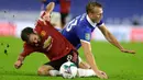 Gelandang Manchester United (MU), Juan Mata bertabrakan dengan pemain Brighton Albion, Dan Burn dalam lanjutan Piala Liga di Stadion Falmer, Kamis (1/10/2020) dinihari WIB. MU menang 3-0 atas Brighton Albion. (Matt Dunham/Pool via AP)