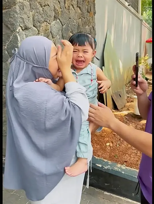 "Kok kamu yang nangis sayang," kata Atta Halilintar melihat istrinya meneteskan air mata. [Youtube/attahalilintar]