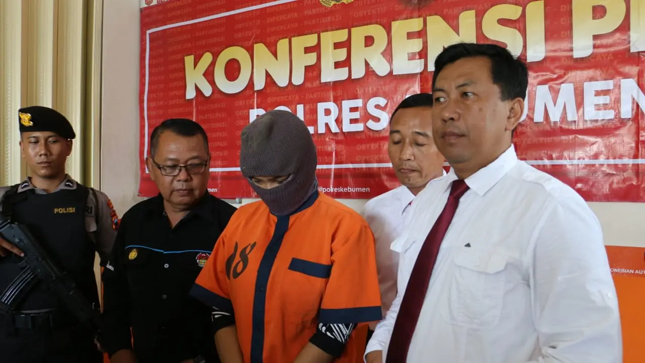 Tersangka penggelapan uang milik KSP Usaha Mandiri, Pejagoan, Kebumen. (Foto: Liputan6.com/Polres Kebumen/Muhamad Ridlo)