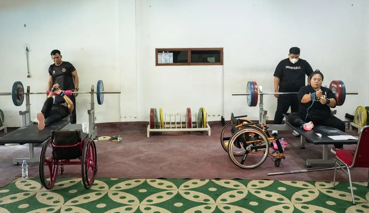 Ni Nengah Widiasih Kusuma berlatih di Sahid Prince Hotel, Surakarta, Jawa Tengah dalam mempersiapkan dirinya untuk Pralimpiade Paris 2024. Ia akan berkompetisi dalam nomor 41 kg putri cabang olahraga angkat berat. (AFP/Yasuyoshi Chiba)