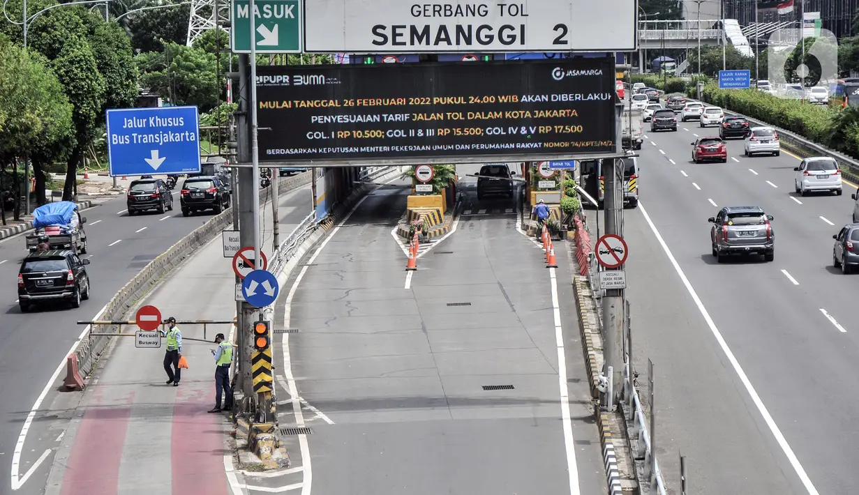 Informasi kenaikan tarif terlihat pada papan layar yang berada di Gerbang Tol Semanggi, Jakarta, Kamis (24/2/2022). Mulai 26 Februari 2022 pukul 24.00 WIB, tarif Tol Dalam Kota mengalami kenaikan sebesar Rp 500 berlaku untuk semua golongan kendaraan. (merdeka.com/Iqbal S. Nugroho)
