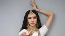 Pada tanggal 15 Juni 2022, Hang berkompetisi dengan 20 kandidat lainnya di Miss Universe Kamboja 2022 di Bayon TV Steung Meanchey Studio di Phnom Penh dan memenangkan gelar oleh pemegang gelar keluar Marady Ngin.(Instagram/nita_hang)