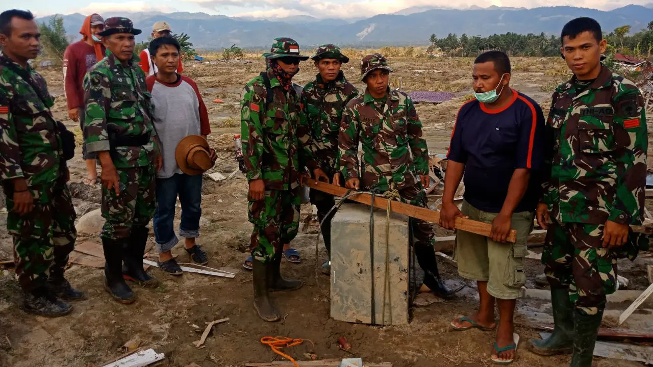 Satgas Yonzipur-8/SMG Kodam XIV/Hasanuddin di bawah pimpinan langsung Komandan SSK Kapten Czi Basor Hermawan membantu evakuasi di lahan gereja Sigi, Sulawesi Tengah.