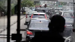 Pengadaan bus gratis ini  menyusul adanya kebijakan larangan motor melintas di Jl MH Thamrin sampai Medan Merdeka Barat, Jakarta, Rabu (17/12/2014). (Liputan6.com/Faizal Fanani)