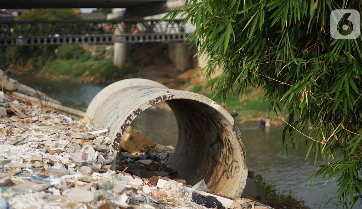Saluran gorong-gorong menghiasi bantaran Sungai Ciliwung di kawasan Rawajati, Jakarta, Rabu (30/10/2019). Tiang-tiang pancang itu merupakan sisa proyek normalisasi Sungai Ciliwung dan telah berada di bantaran tersebut selama beberapa tahun terakhir. (Liputan6.com/Immanuel Antonius)