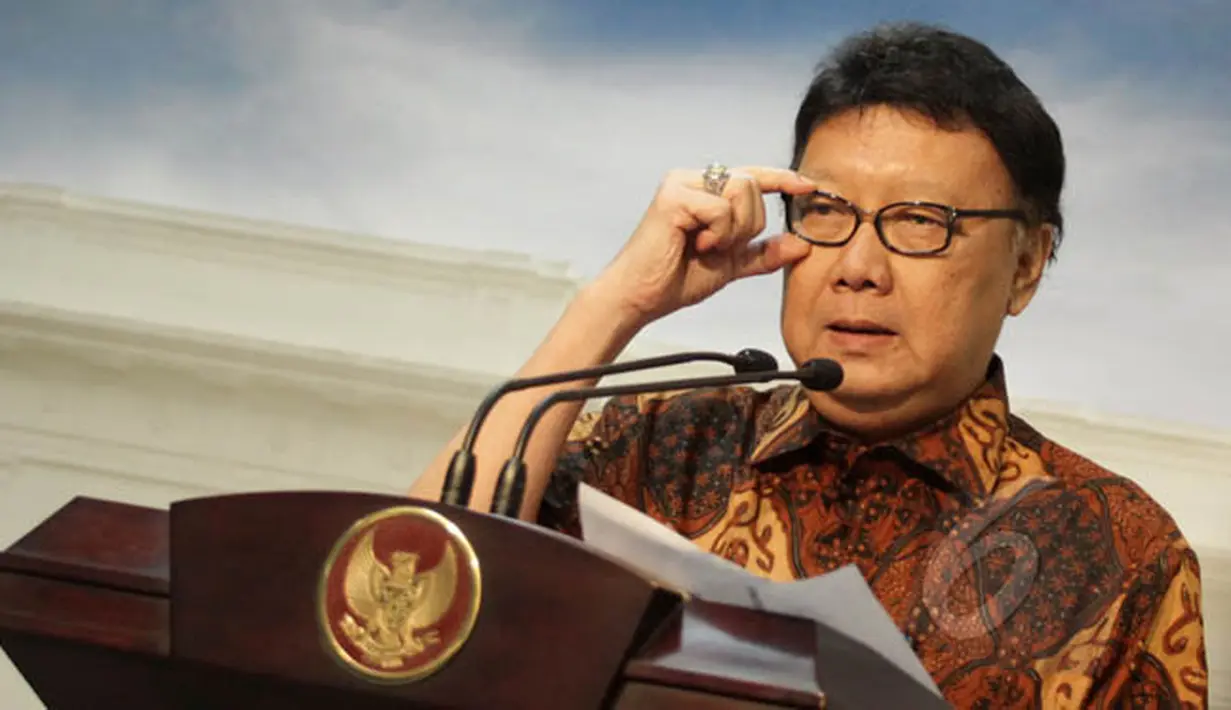 Menteri Dalam Negeri Tjahjo Kumolo memberi pernyataan usai menghadiri sidang kabinet paripurna di Istana Merdeka, Jakarta. (Liputan6.com/Faizal Fanani)