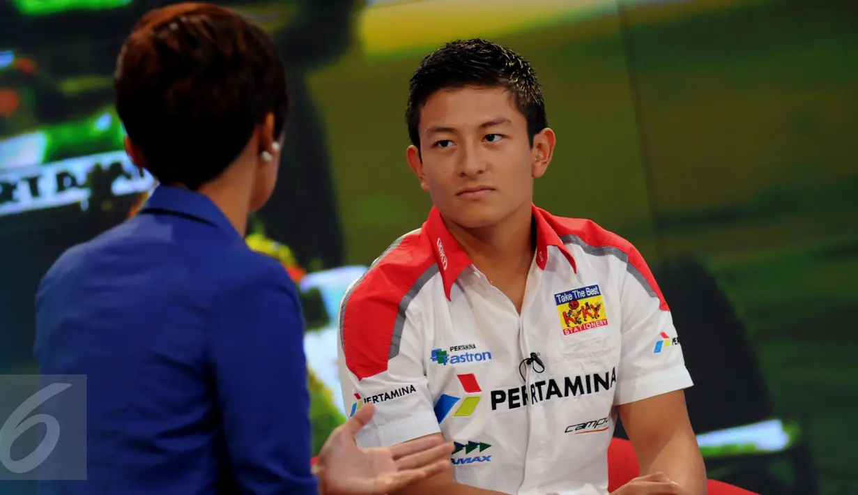 Pebalap Indonesia yang turun di ajang GP2 Series, Rio Haryanto saat mengunjungi SCTV Tower di bilangan Senayan, Jakarta, Jumat (31/7/2015). Tampak, Rio Haryanto (kanan) saat melakukan wawancara dengan SCTV. (Liputan6.com/Helmi Fithriansyah)
