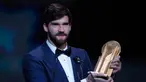 Kiper Liverpool Alisson Becker menunjukkan piala Yachine Trophy saat meraihnya dalam malam penghargaan Ballon d'Or 2019 di Chatelet Theatre, Paris, Prancis, Senin (2/12/2019). Alisson diakui sebagai kiper pria terbaik di dunia oleh France Football Magazine. (AP Photo/Francois Mori)