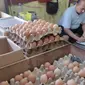 Pedagang telur ayam di Pasar Kanoman Cirebon mengeluh banyak pedagang mengurangi daya beli imbas kenaikan harga. Foto (Liputan6.com / Panji Prayitno)