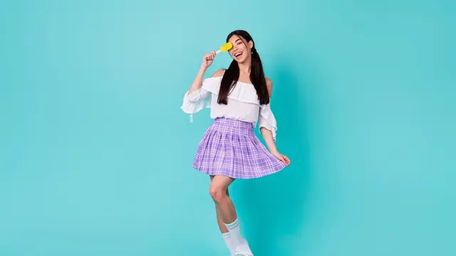 Ilustrasi wanita menggunakan rok mini