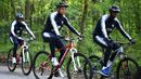 Pemain Prancis, Kylian Mbappe dan Paul Pogba, bersepeda di sekitar markas latihan Les Blues di Clairefontaine, Rabu (23/5/2018). Bersepeda merupakan salah satu menu latihan untuk meningkatan kebugaran jelang Piala Dunia 2018. (AFP/Franck Fife)