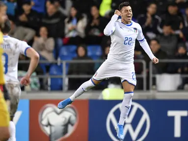 Striker Italia, Stephan El Shaarawy berselebrasi usai mencetak gol ke gawang Liechtenstein pada Grup J Kualifikasi Piala Eropa 2020 di Vaduz, Liechtenstein (15/10/2019). Italia menang telak 5-0 atas Liechtenstein. (Gian Ehrenzeller/Keystone via AP)