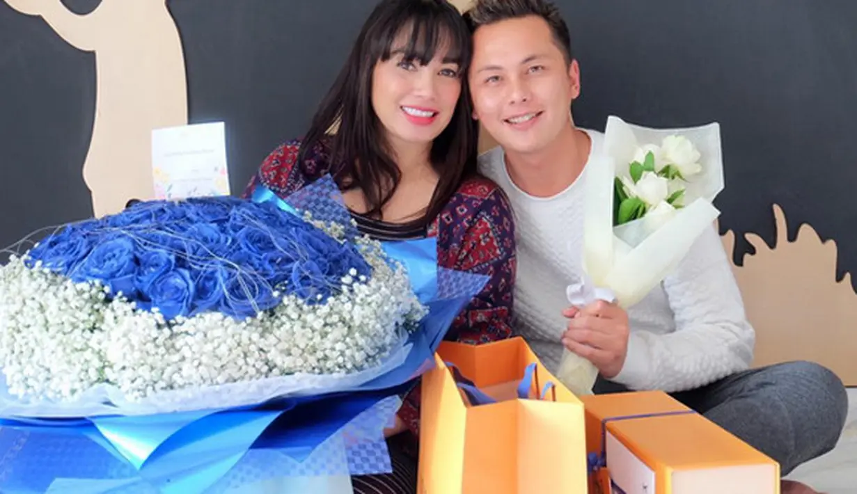 Sikap romantis Andhika tidak hanya saat ulang tahun pernikahan. Sebagai bentuk syukurnya, pasangan ini juga romantis saat merayakan saat pertama kali keduanya pacaran. (Instagram/ussypratama)